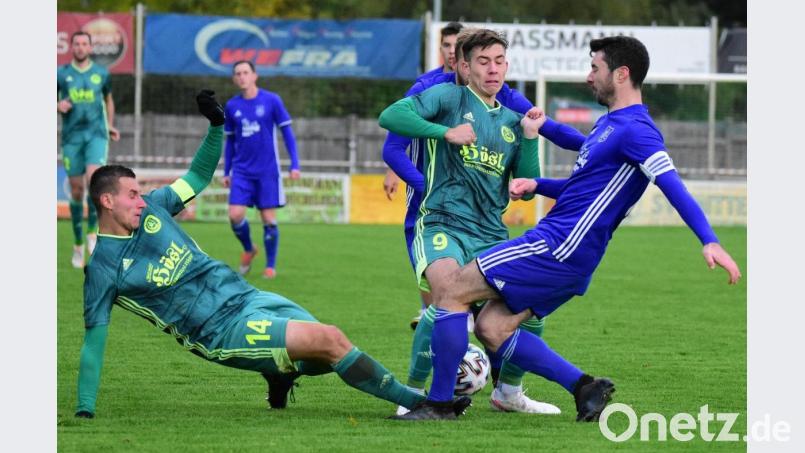 Landesligist SV Mitterteich (grüne Trikots) trifft am Samstag in der Qualifikationsrunde des Verbandspokals auf Bayernligist DJK Don Bosco Bamberg. Das Bild zeigt eine Szene aus einem Landesliga-Spiel zwischen Mitterteich und dem SC Feucht. Archivbild: gb