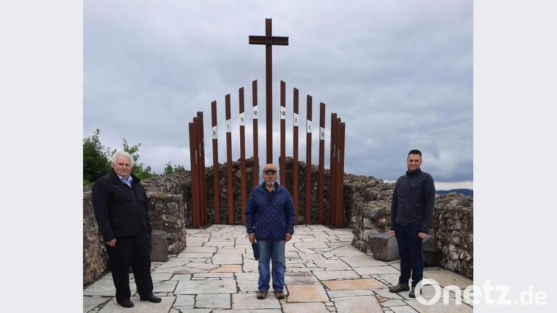 Von links Peter Gold, Kreisseniorenbeauftragter, Georg Wagner, Vorsitzender des Heimat- und Kulturvereins Waldeck, und Tobias Gabel, Sachgebietsleiter Seniorenfachstelle. Bild: Anja Dubrowski/Landratsamt Tirschenreuth/exb