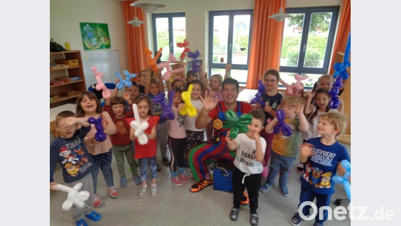 Der Zauberer überraschte die Kinder mit Luftballontieren. Bild: AWO-Kindergarten Kunterbunt