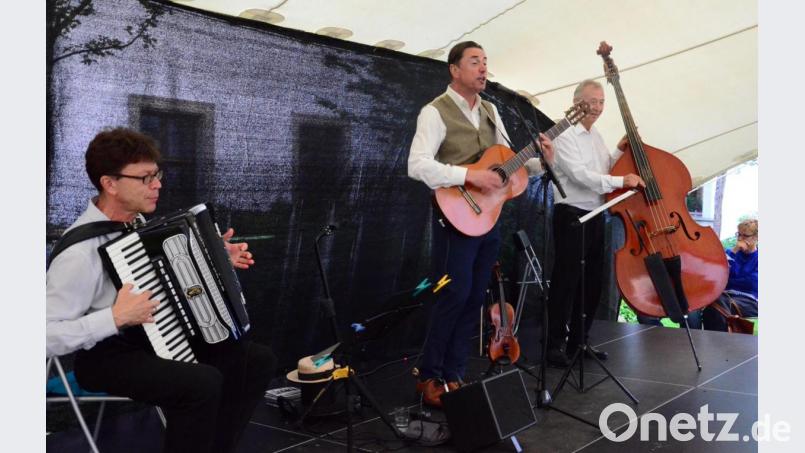 Das Trio &quot;Scho&quot; trotzte dem Regen und spielte Lieder zum Mitklatschen. Bild: Kunz
