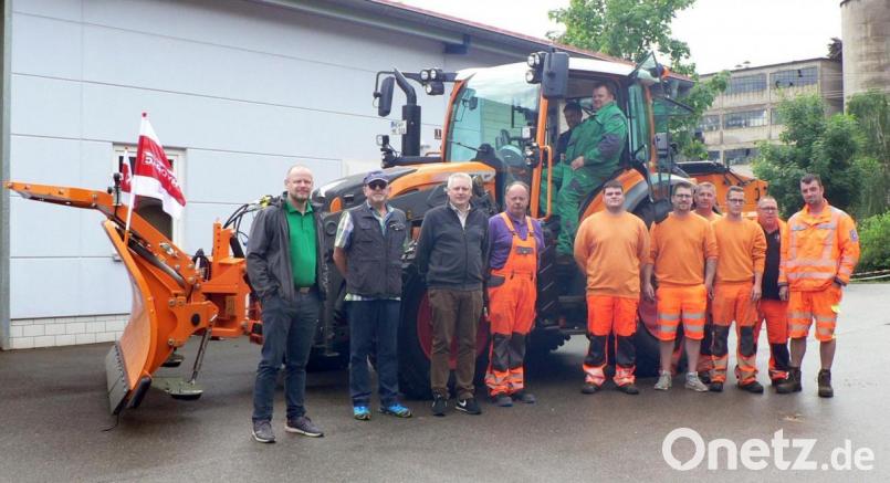 Die Verantwortlichen des Kirchenthumbacher Bauhofes nehmen den neuen Kommunaltraktor mit verschiedenen Anbaugeräten in Empfang. Im Bild (von links) René Leipnitz, Verkaufsberater BayWa, Bauhofleiter Jörg Dollhopf, Bürgermeister Jürgen Kürzinger sowie die Mitarbeiter des Bauhofes. Bild: lep