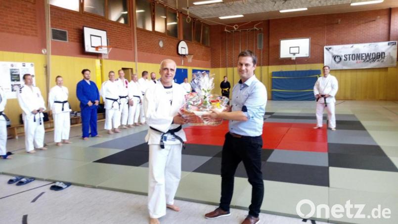 Bürgermeister Wolfgang Söllner dankte Trainer und Ju-Jutsu-Abteilungsleiter Markus Grohmann mit einen Geschenkkorb für sein über 20-jähriges ehrenamtliche Engagement. Bild: soj