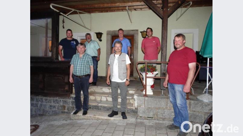 Der Vorstand der Jagdgenossen Trevesen um Jagdvorsteher Alfons Bockisch (rechts) schenkte sein Vertrauen den Jagdpächtern Willi Heinl und Werner Kuriczak (vorne, von links). Mit im Bild: (hinten, von links) Matthias Bockisch, Hans Wopperer, Reinhard Höcht vom Landratsamt Tirschenreuth, sowie Martin Kastner. Bild: twg