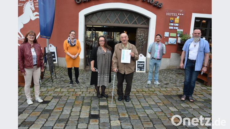 Seit 35 Jahren kommt Winfried Pohl (Mitte, mit Tochter Karin) nach Konnersreuth, wo er sich stets im Gasthof &quot;Weißes Ross&quot; einquartiert. Für diese Treue dankten nun (von rechts) Inhaber Hugo Schiml und Geschäftsführer Christoph Richter sowie (von links) Aurelia Haberkorn vom Pilger- und Tourismusverein und Geschäftsführerin Michaela Fick. Bild: jr
