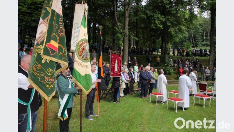 Die Fahnenabordnungen der Bärnauer Vereine durften nicht fehlen. Bild: kro