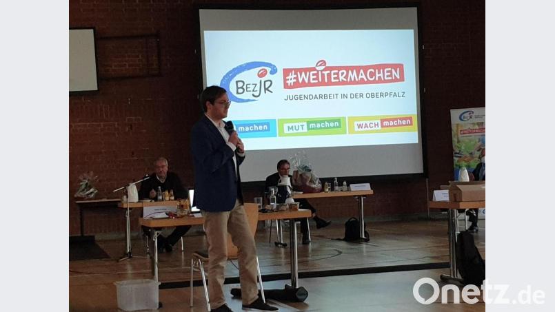 Philipp Seitz, Vorsitzender des Bezirksjugendrings, berichtete den Bezirksräten über die Jugendarbeit unter Corona-Bedingungen. Bild: gib