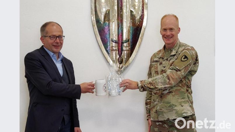 Beim Antrittsbesuch im Kemnather Rathaus tauschten Colonel Christopher R. Danbeck (rechts) und Bürgermeister Roman Schäffler Erinnerungsgeschenke aus. Bild: jzk