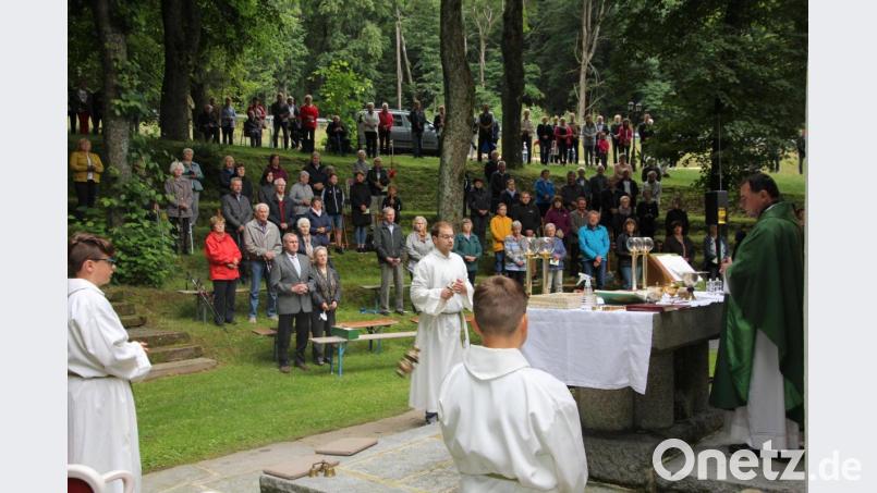 Pfarrer Konrad Amschl beim Festgottesdienst an der Steinbergkirche. Bild: kro