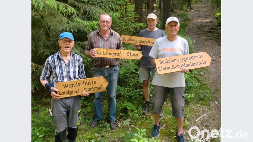 Die Buchbergfreunde Erwin Meier, Hans Grieger, Gerhard Häckl und Heinz Gebhardt (von links) bei der Ausschilderung des neuen &quot;Georg-Landgraf-Steiges&quot; am Buchberg zu Ehren des Buchbergfestgründers und Heimatforschers Landgraf.. Bild: sh