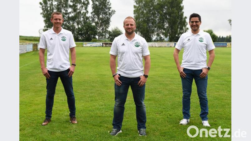 Uwe Hecht (Mitte) ist neuer Vorsitzender des SV Plößberg. Den Stellvertreterposten hat weiterhin Dominik Zölch (links) inne. Neuer Schriftführer ist Marco Hess (rechts). Bild: gbj