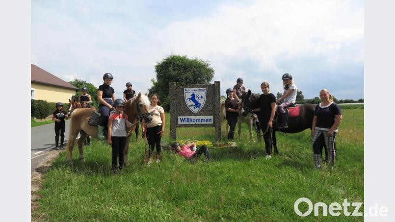 Reitlehrerin Silke Hertel (rechts) gab das Startzeichen für die Aktion „Picknick & Pferd“ in Guttenthau. Bild: jzk
