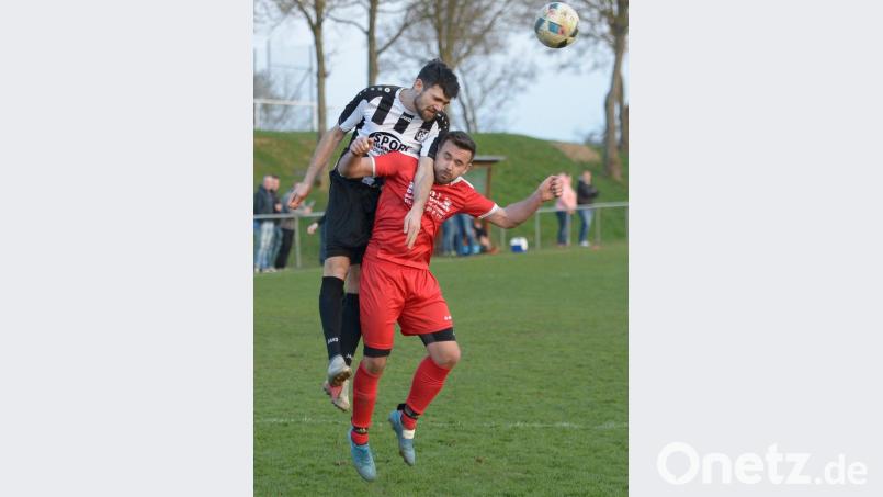 Die große Frage vor Beginn der Saison in den Bezirksligen der Oberpfalz lautet: Wo spielt der FC Schwarzenfeld (schwarz.weißes Trikot)? Kommt es unter anderem wieder in der Nordgruppe zum Duell mit der DJK Ensdorf (rotes Trikot), oder muss der FC Schwarzenfeld in den Süden? Archivbild: ref