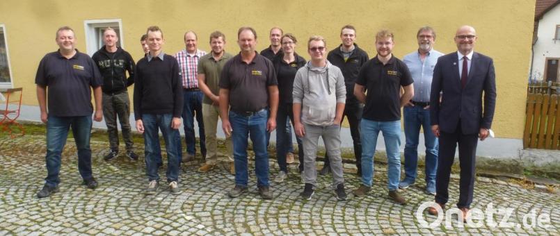 Bürgermeister Maximilian Beer gratulierte der neuen Führung der Feuerwehr Zangenstein unter dem Vorsitz von Wolfgang Graf (links). Sein Dank galt dem bisherigen Vorstandsteam um Dieter Dettwiler (Zweiter von rechts). Bild: mad