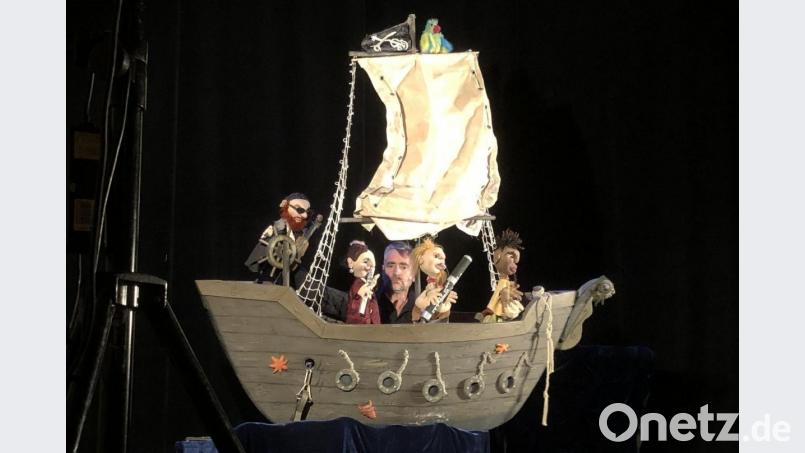 Puppenspieler Bernd Linde sitzt mit seinen Musik-Piraten in einem Boot. Bild: eik