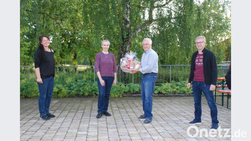 In der Hauptversammlung erhielt Andrea Dumler vom Kernvorstand als kleines Dankeschön einen Präsentkorb: (von links) Lisa Schiml, Andrea Dumler, Ernst Vogl und Markus Dumler. Bild: cvl