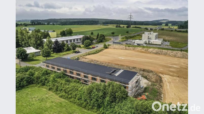 21 Zimmer umfasst das neue MAK-Hotel, das im Industriegebiet Rathaushütte (Vordergrund) entsteht. Daneben baut Cube eine neue Halle, ganz hinten befindet sich das Bricks-Hotel, das 2019 eröffnet hat. Bild: Florian Miedl