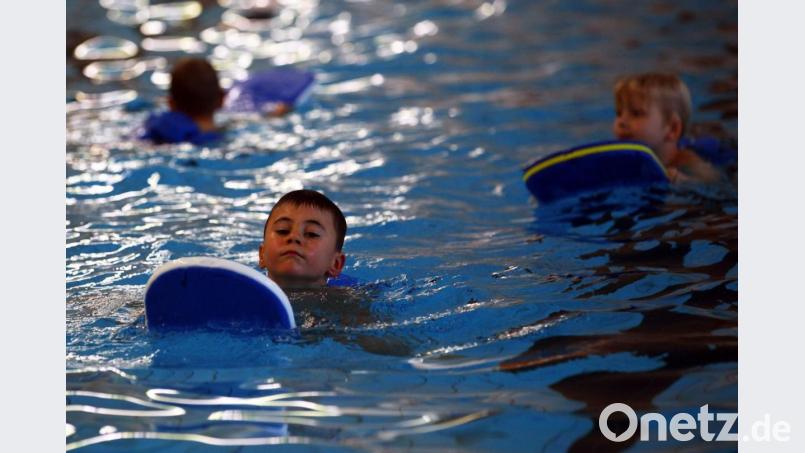 Schwimmunterricht ist enorm wichtig für Kinder. In Pandemiezeiten fielen die Kurse jedoch aus. Jetzt geht es wieder langsam los, aber es ist wegen der Vorschriften nicht einfach für Wasserwacht und Vereine, den Unterricht anzubieten. Symbolbild: Jens Büttner/dpa
