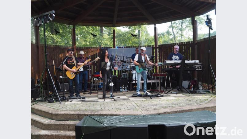 Die "Mountaineros" bestritten mit Countryhits den ersten Serenadenaben in der Freizeitanlage nach zwei Jahren. Bild: krb