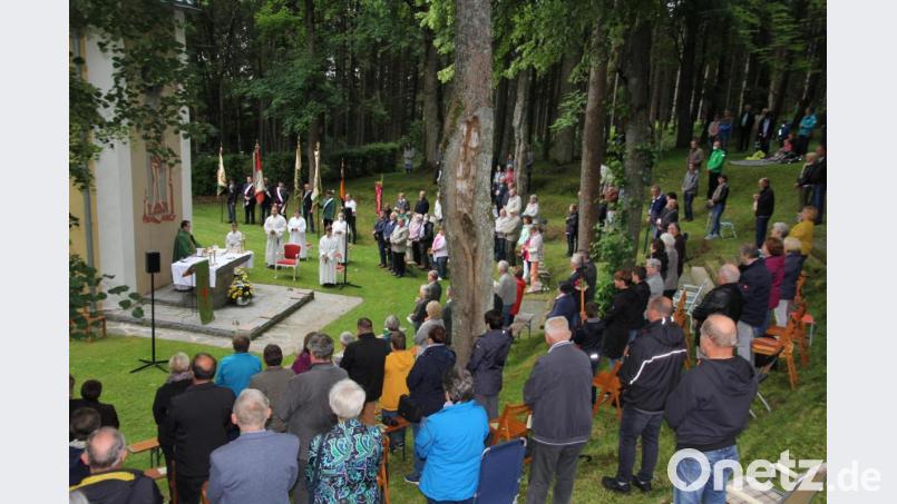 Zahlreiche Gläubige waren zum Wallfahrtsgottesdienst an der Steinbergkirche gekommen. Bild: kro