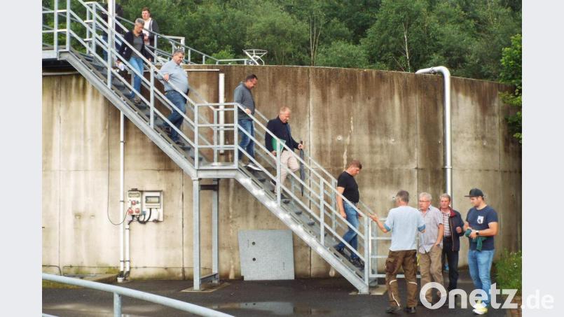Der Bauausschuss hat sich ein Bild von der Situation in der Kläranlage gemacht. Die Stadt Schnaittenbach muss in eine neue Fällmittelanlage investieren, da die bisherige Lagerung des Fällmittels nicht mehr der gültigen Rechtslage entspricht. Bild: e