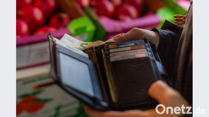 Beim Einkaufen hat eine Ambergerin ihren Geldbeutel verloren (Symbobild) – ein Unbekannter nutzte diese Gelegenheit. Symbolbild: Fernando Gutierrez-Juarez