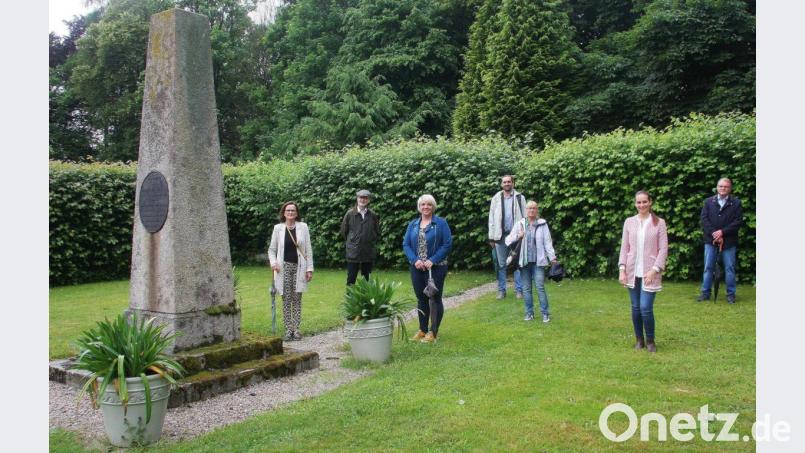 Eines der Ziele beim Gartenspaziergang war der Obelisk im Westen des Thumsenreuther Schlosses. Im Bild: (von links) Elvira Freifrau von Lindenfels, Raimund Karl, Anna Schwamberger, Josef Schmidt, Sabine Weigand, Victoria von Lindenfels und Herbert Mattes. Bild: wro