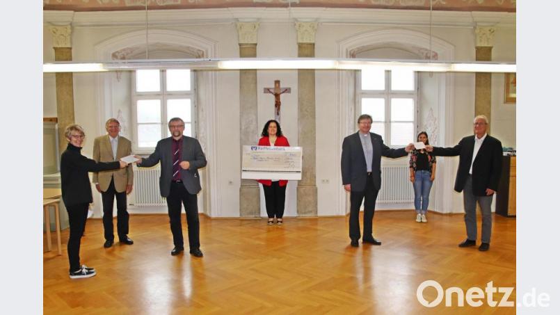 Bei der Spendenübergabe (von links): Elke Mellinghoff, Helmut Porsch, Dekan Markus Rausch, Sonja Schwemmer, Pfarrer Marek Flasinski, Vera Polster und Peter Miltenberger. Bild: jma