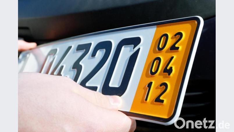 Nicht für die Ewigkeit: Ein Kurzzeitkennzeichen ist nur für fünf Tage gültig. Bild:  Markus Scholz/dpa