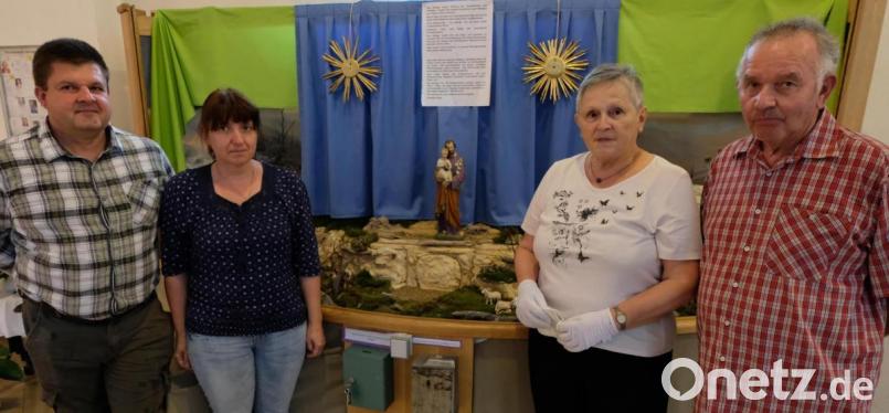 Von Anfang an hatten sich die Eheleute Loni und Helmut Weig (rechts ) für die Pflege und Gestaltung der Jahreskrippe in der katholischen Pfarrkirche St. Johannes bereit gefunden. Mit den Eheleuten Wolfgang und Birgit Kraus (links) haben sie tüchtige Helfer gefunden und die Gewissheit, dass die Jahreskrippe ständig betreut wird. Bild: le