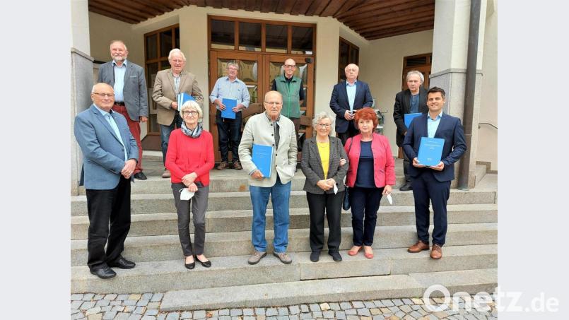 Nach der Präsentation der beiden neuen Quellenbände trafen sich die Teilnehmer der Buchvorstellung mit Max Zinnbauer und seiner Gattin Ellen (Bildmitte) zusammen mit Bürgermeister Rudolf Teplitzky (rechts) auf der Rathaustreppe. Bild: lg