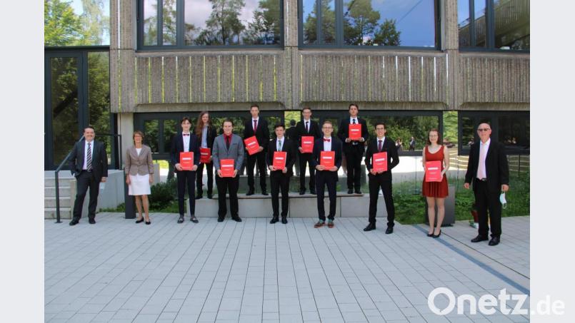 38 Abiturientinnen und Abiturenten bekamen von Schulleiter Dr. Anton Hochberger (rechts) ihre Reifezeugnisse überreicht. Die zehn Besten (im Bild) erhielten zusätzlich von stellvertretender Landrätin Margit Kirzinger (Zweite von links) einen Geldpreis als Anerkennung ihrer Leistungen. Bild: prh