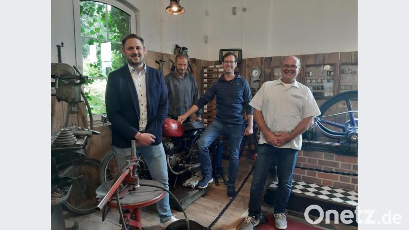 Bereicherung für die Region Von links: 
Bürgermeister Sebastian Voit, Mitglied des Museumsvereins e. V. Andreas Korentzke, Constantin Eckert und Perry Eckert Archivbild: C. Eckert/exb