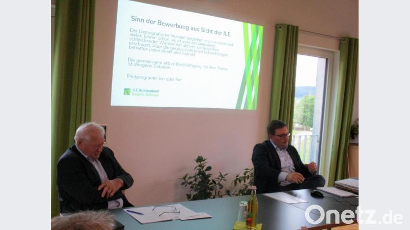 Für eine Teilnahme der ILE Bayern-Böhmen am Pilotprogramm &quot;Demografiefeste Kommune&quot; wirbt ILE-Umsetzungsberater Christian Karl (rechts). Bürgermeister Johann Wilhelm hörte den Ausführungen aufmerksam zu. Bild: bnr