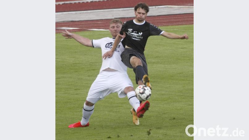 Zweikampf zwischen dem Schwarzenfelder Simon Graßmann (links) und Julian Balzer (ASV/TB Regenstauf). Bild: Hirsch