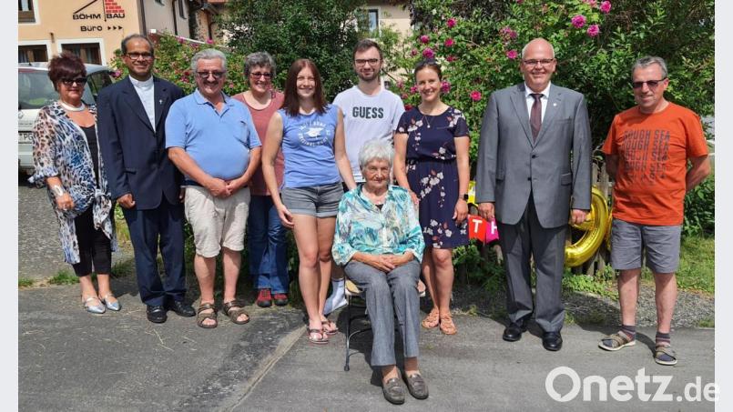 Ihren 90. Geburtstag feierte Josefine Böhm (sitzend) im Kreise ihrer Familie und weiterer Gratulanten. Bild: Susanne Böhm/exb