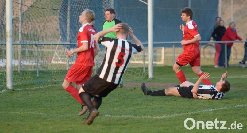 Alles Haare raufen bringt nichts. Die Fußballer des 1. FC Schwarzenfeld (gestreifte Trikots) müssen in der neuen Saison in der Süd-Gruppe spielen. Archivbild: , ref