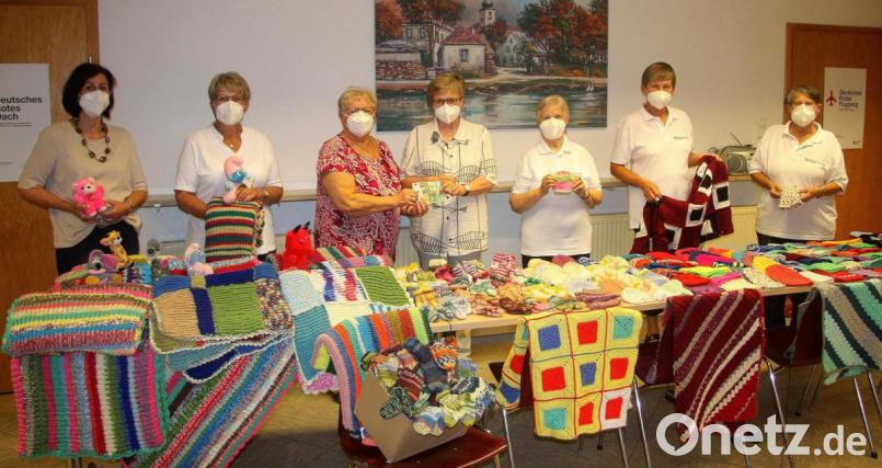 Die Spendenübergabe im Wiesauer BRK-Heim mit (von links) Antje Thoma, Resi Kreger und Brigitte Weig vom Frauenbund, Dr. Annemarie Schraml sowie Frieda Muster, Christa Schicker und Gudrun Arnold vom BRK. Bild: wro