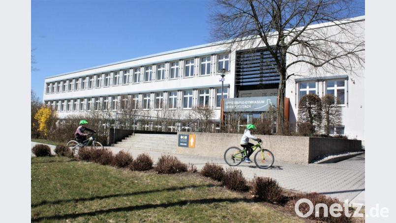 Weil zahlreiche Abiturienten in Quarantäne müssen, entfällt die für Freitag geplante Abiturfeier am Oberviechtacher Ortenburg-Gymnasium. Archivbild: lg