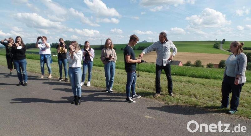 Als Profifotograf vermittelte Jens Kestler (Zweiter von rechts) beim Seminar „Digitale Fotografie der Deutschen Wanderjugend im Wanderverband Bayern im Fichtelgebirgsverein Tipps und Tricks im Umgang mit der eigenen Digitalkamera. Mit auf dem Bild ist die Jugendbildungsreferentin der Wanderjugend Bayern, Rebecca Blasek (rechts). Bild: br