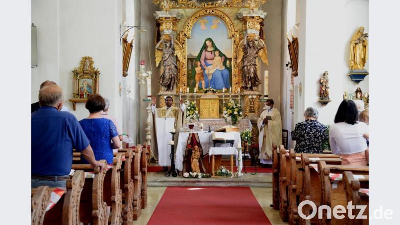 Pfarrer Julius Johnrose feierte in der Kirche in Neuenhammer das Fest der Weihe. Vor 184 Jahren wurde die Kirche, im Besitz der Familie Maurer, von Bischof Franz Xaver von Schwäbl geweiht. Bild: bey