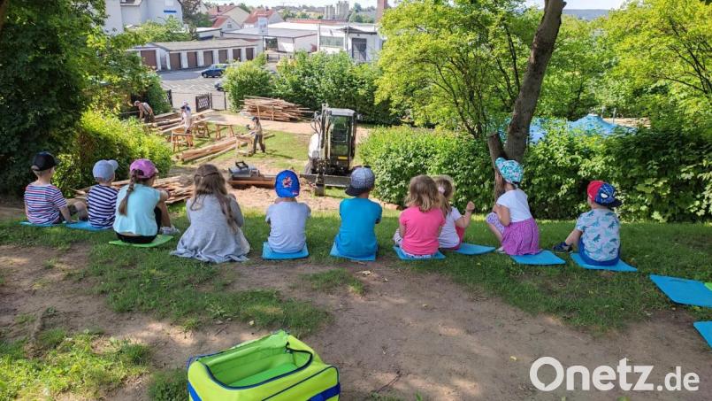 Mit Spannung und Interesse verfolgen die Kinder die Arbeiten. Bild: ads