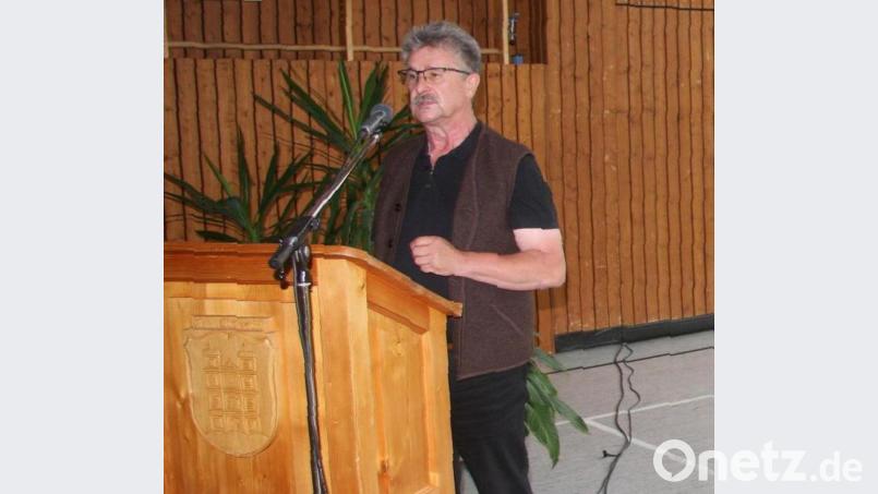 Bürgermeister Wolfgang Braun am Mittwochabend bei der ersten Bürgerversammlung seit 20 Monaten in der Mehrzweckhalle. Bild: wro