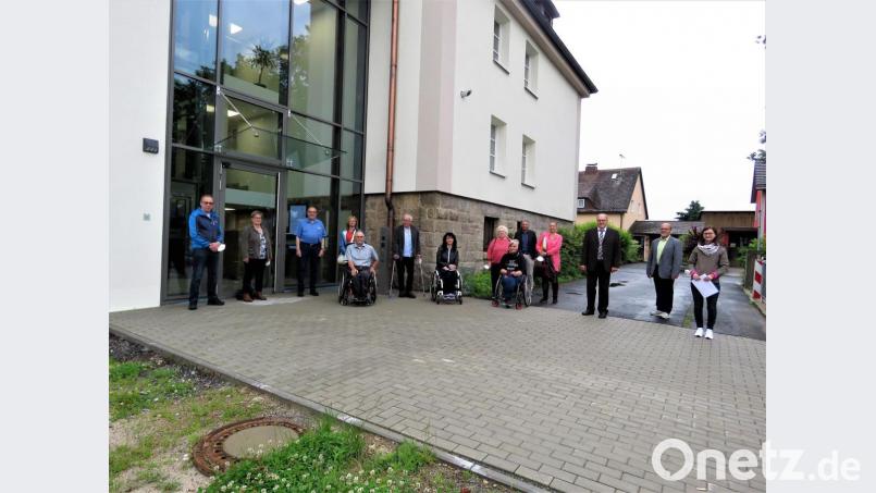 Das Treffen der Behindertenbeauftragten begann diesmal hinter dem Rathaus von Plößberg. Dort wollte Bürgermeister Lothar Müller den Gästen zuerst den neuen, barrierefreien Hintereingang mit flexibler Liftanlage präsentieren, wofür viel Geld investiert wurde. Bild: ubb