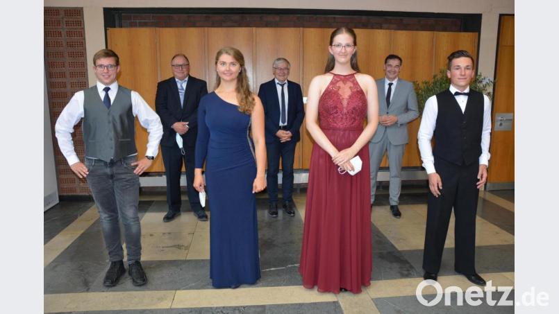 Diese vier Abiturienten schlossen ihre Prüfungen mit der Traumnote 1,0 ab: Timo Oppl, Franziska Wächter, Helena Merz und Julian Scherm (vorne von links). Ihnen gratulierten Schulleiter Stefan Niedermeier, Zweiter Bürgermeister Horst Geißel und Landrat Peter Berek (hinten von links). Bild: jr