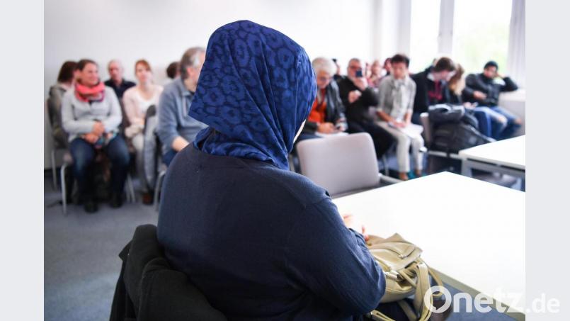 Die muslimische Kundenberaterin Emine K. will vor dem Arbeitsgericht das Recht auf Tragen eines Kopftuches am Arbeitsplatz einklagen. Bild: Uwe Anspach/dpa