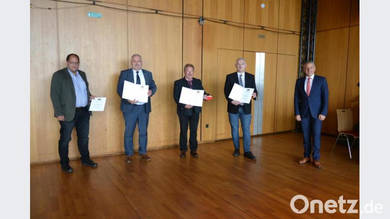 Max Zintl, Johann Burger, Johann Brandl und Uli Roth (von links) bekamen Auszeichnungen für 18 Jahre Verdienste um die kommunale Selbstverwaltung. Landrat Roland Grillmeier gratulierte. Bild: as