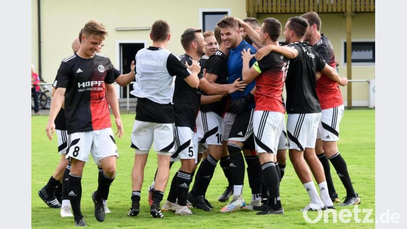 Die Mitterteicher Spieler feiern den Pokalsieg gegen den Bayernligisten Don Bosco Bamberg. Torwart Dominik Pautsch (mitte) war der Held des Tages. Bild: gb