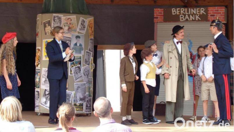 Der Fiesling Gustav Grundeis ist gefangen und wird der Polizei übergeben. Der kleine Emil (Mitte) und seine Freunde freuen sich. Das Musical "Emil und die Detektive" hat in Winklarn Uraufführung gefeiert. Bild: amö