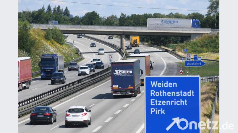 Die Fahrzeuge auf der Autobahn sind fast für drei Viertel des Kohlendioxidausstoßes des Verkehrs in Weiden verantwortlich. Bild: Gabi Schönberger