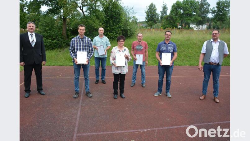 Ebenfalls verabschiedet wurden die weiteren ausgeschiedenen Gemeinderäte mit einer Dankurkunde, Gemeindewappen und Anstecknadel. Von links Zweiter Bürgermeister Josef Hollmann, Stefan Heindl, Thomas Döhler, Angelika Protschky, Winfried Wohlrab, Matthias Hecht und Bürgermeister Stephan Schübel. Bild: jr